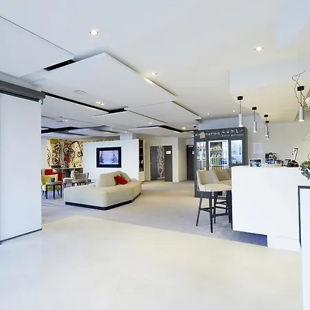 Kyriad Centre 3*