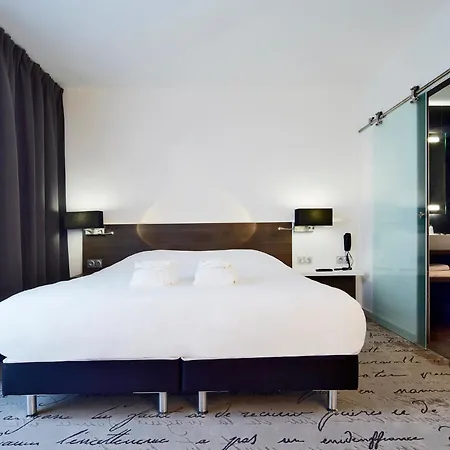 Kyriad Centre 3*